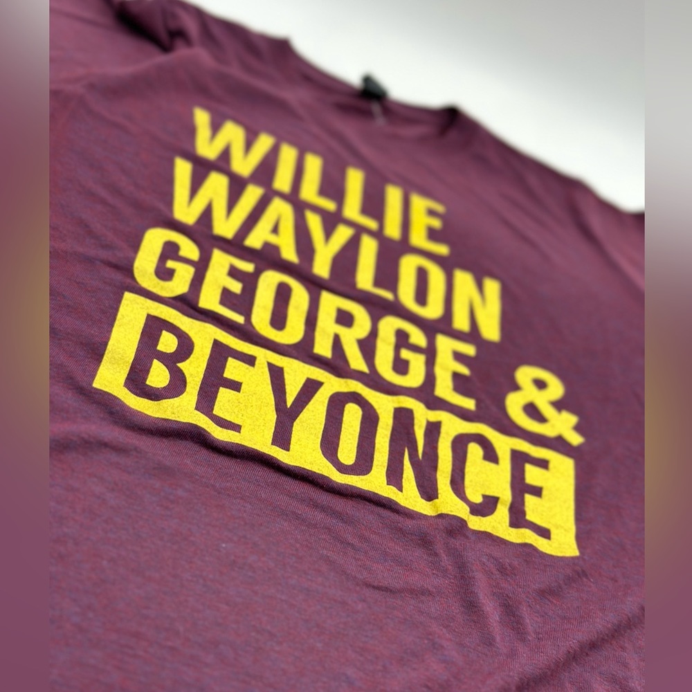 👚WILLIE, WAYLON, GEORGE  & BEYONCE Small Tee maroon, yellow